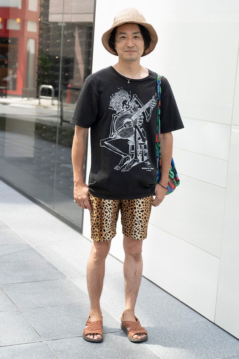 「ビームス × フジロック」のTシャツとレオパードショーツのフェススタイル 秋山 豊