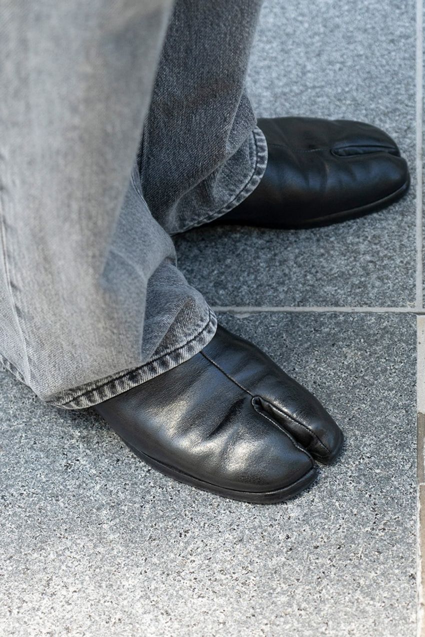 メゾン・マルジェラの名作シューズ「タビ」。春夏の軽装に“重し”として使った洒落者たちをスナップ！ - 3枚目の画像