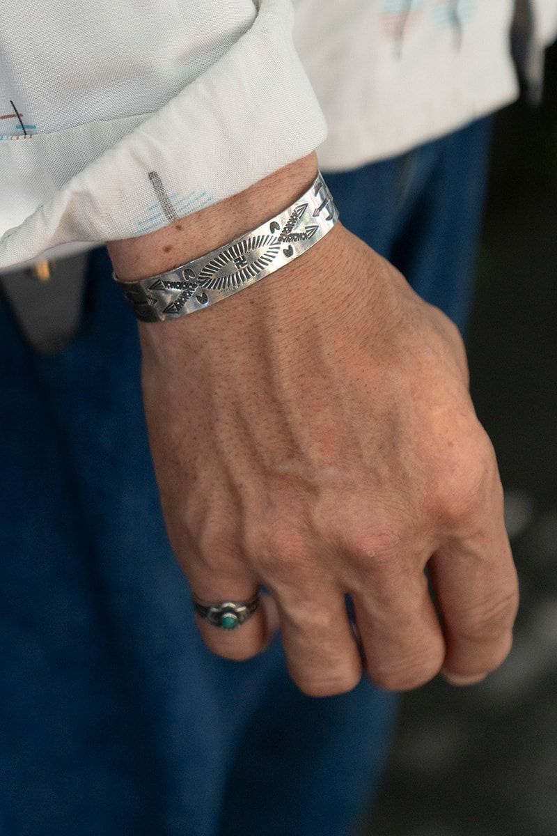 白シャツ＆シルバーアクセを合わせて、古着コーデを程良く上品に 長谷川昌徳 2枚目の写真