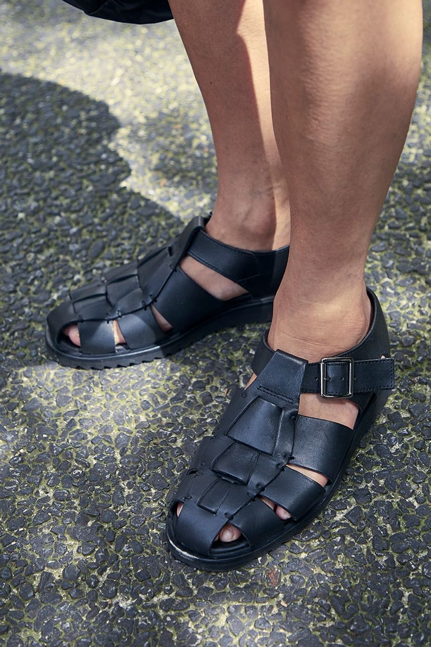 サンダルは「パラブーツ」の黒グルカで大人っぽく！ その効果をスナップ3選で検証 - 3枚目の画像