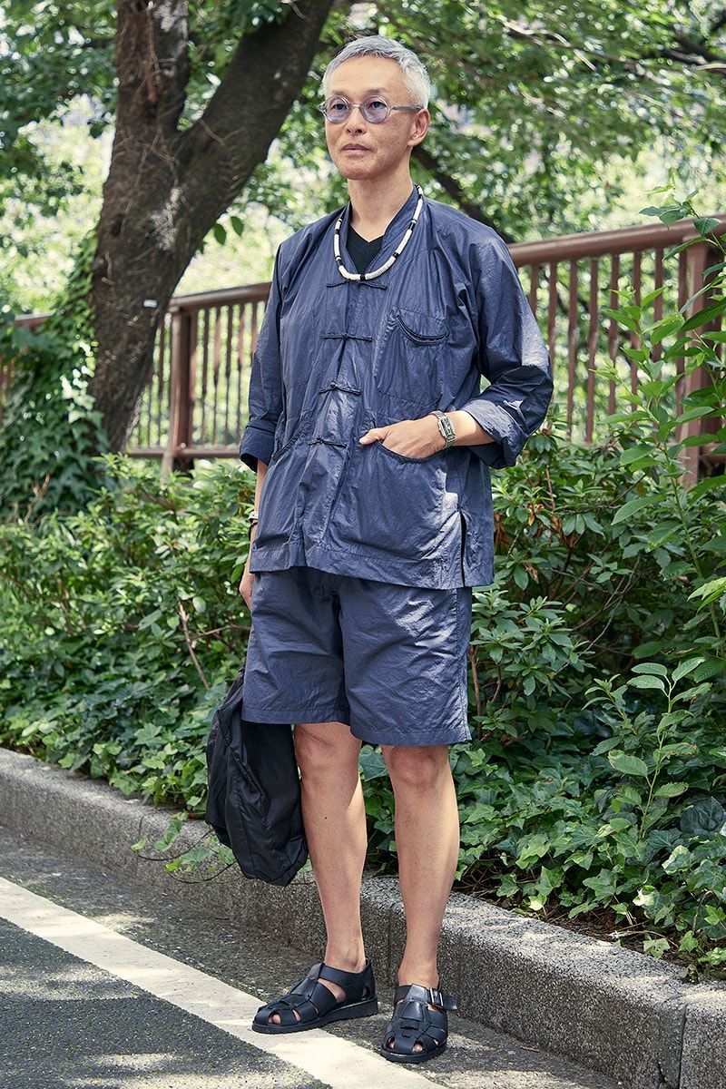 シャツ、ショーツ、バッグ、腕時計＝すべてポストオーバーオールズ　サンダル＝パラブーツ　サングラス＝モスコット