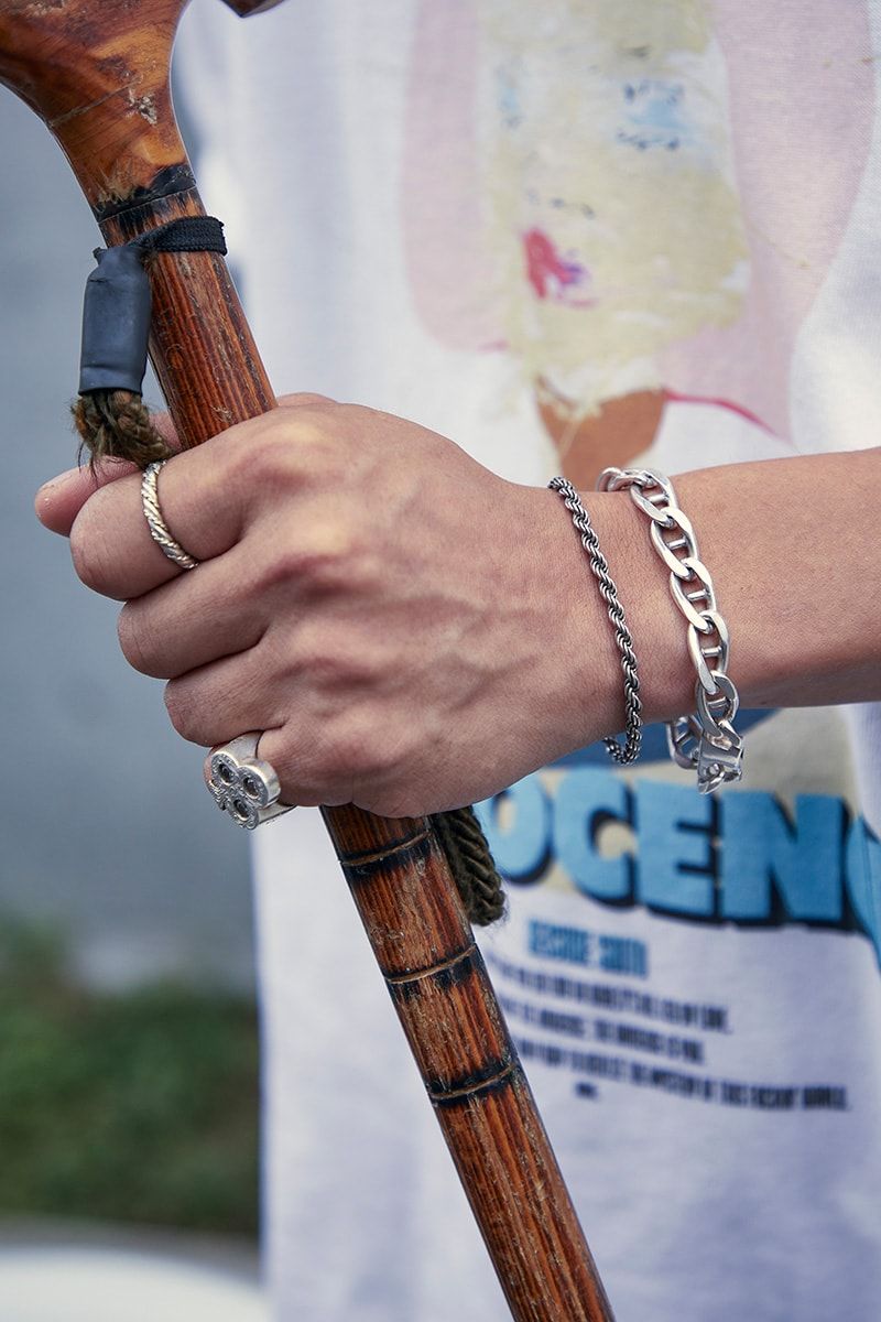 ステューシーのパープル総柄ショーツが目を引くサマーフェススタイル Keisuke Saito 5枚目の写真