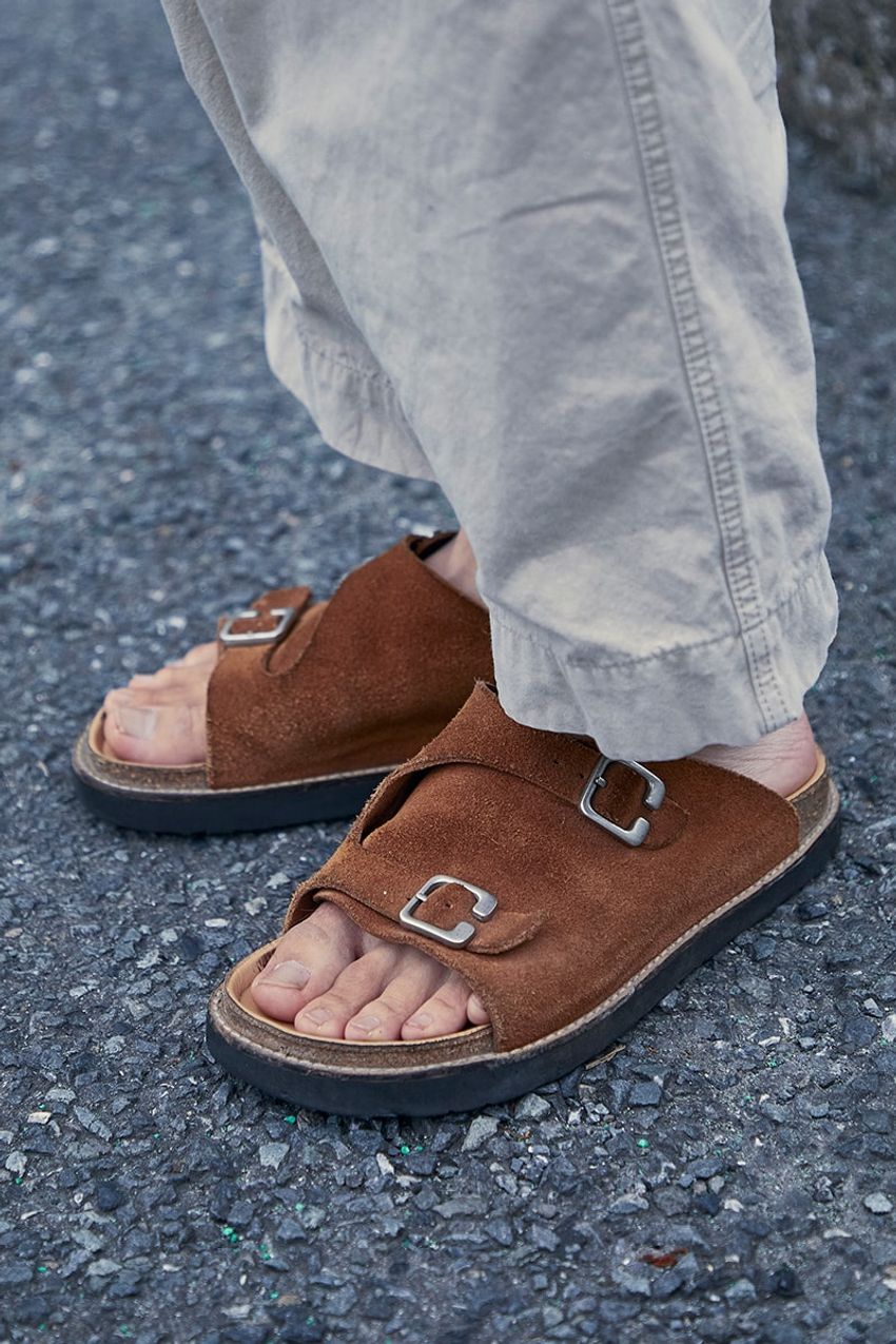 レザーサンダルは“ブラウン系“が今の気分！ 夏の装いを穏やか＆上品に仕上げた3人 - 3枚目の画像