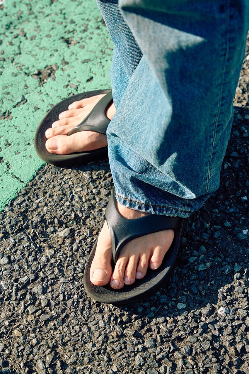 “真っ黒サンダル”は夏の大人の必須アイテム！洒落者たちの推薦ブランドとコーデ術を解説 - 11枚目の画像