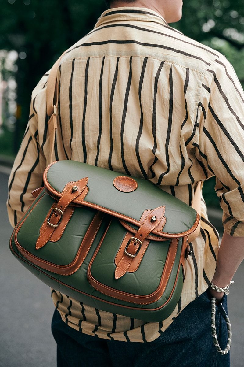 ブラウン系ストライプシャツにデニムショーツ、スニーカーとバッグは色合わせで コンドウ 4枚目の写真