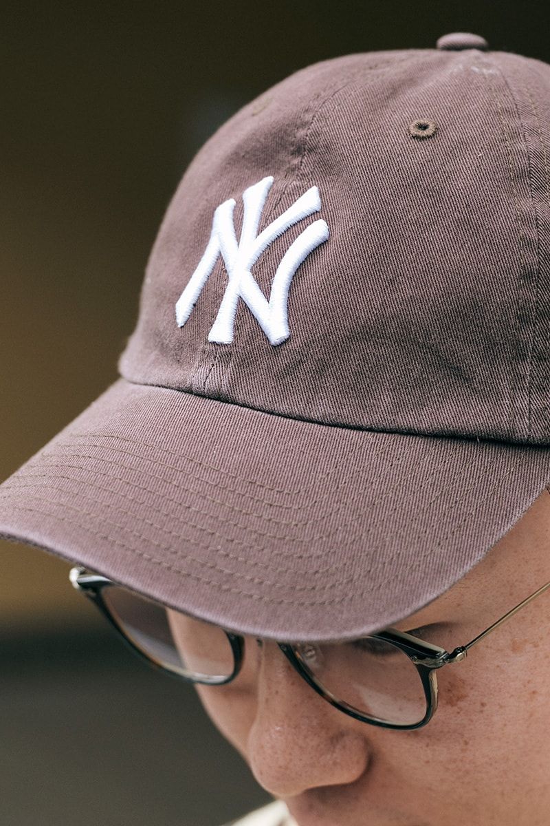 ブラウン系ストライプシャツにデニムショーツ、スニーカーとバッグは色合わせで コンドウ 7枚目の写真