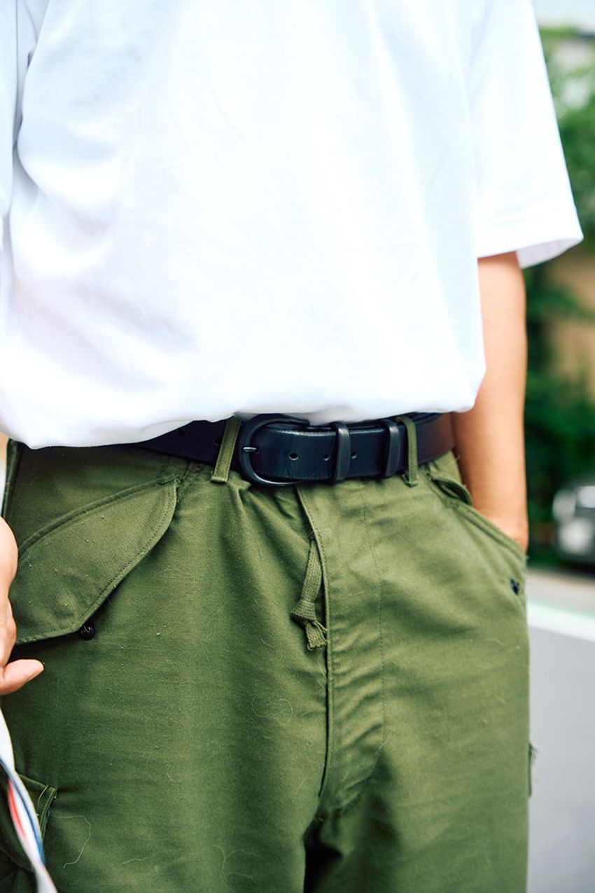 “白T”オンリーでこなれた着こなしを街角スナップ！ポイントはトレンドパンツ、小物使いetc. - 3枚目の画像