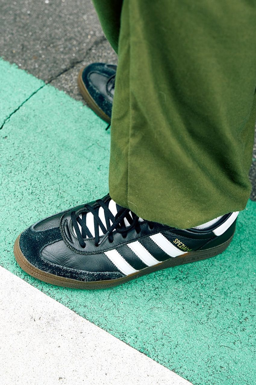 “白T”オンリーでこなれた着こなしを街角スナップ！ポイントはトレンドパンツ、小物使いetc. - 4枚目の画像