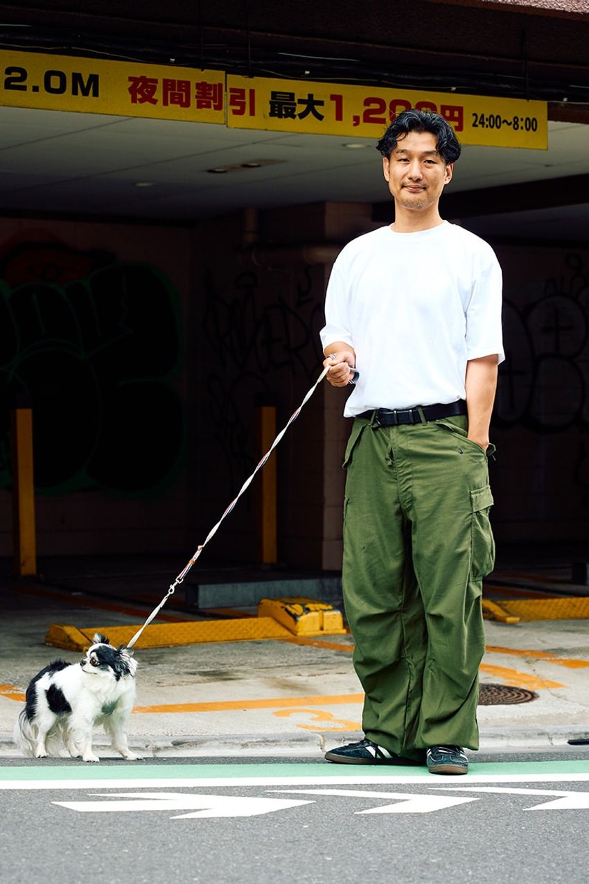 “白T”オンリーでこなれた着こなしを街角スナップ！ポイントはトレンドパンツ、小物使いetc. - 2枚目の画像