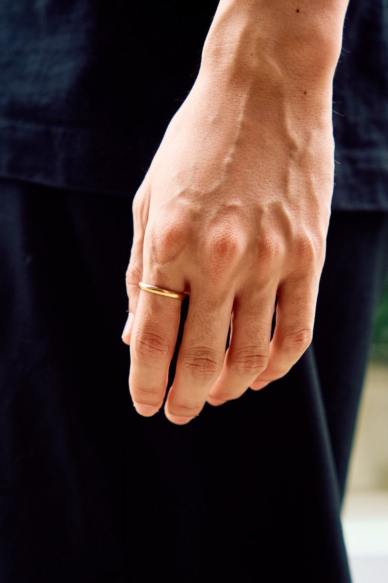 絶妙なサイズセレクトでオールブラックコーデに表情をプラス 両角 颯 3枚目の写真