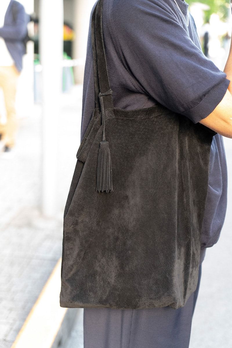 クリース入りスラックスでエレガントさを纏ったオールブラックコーデ 佐藤 幹 6枚目の写真