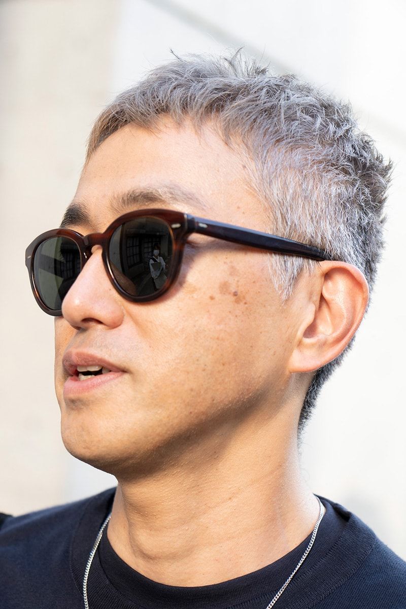 クリース入りスラックスでエレガントさを纏ったオールブラックコーデ 佐藤 幹 2枚目の写真