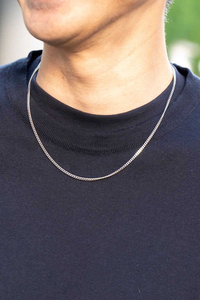 クリース入りスラックスでエレガントさを纏ったオールブラックコーデ 佐藤 幹 4枚目の写真