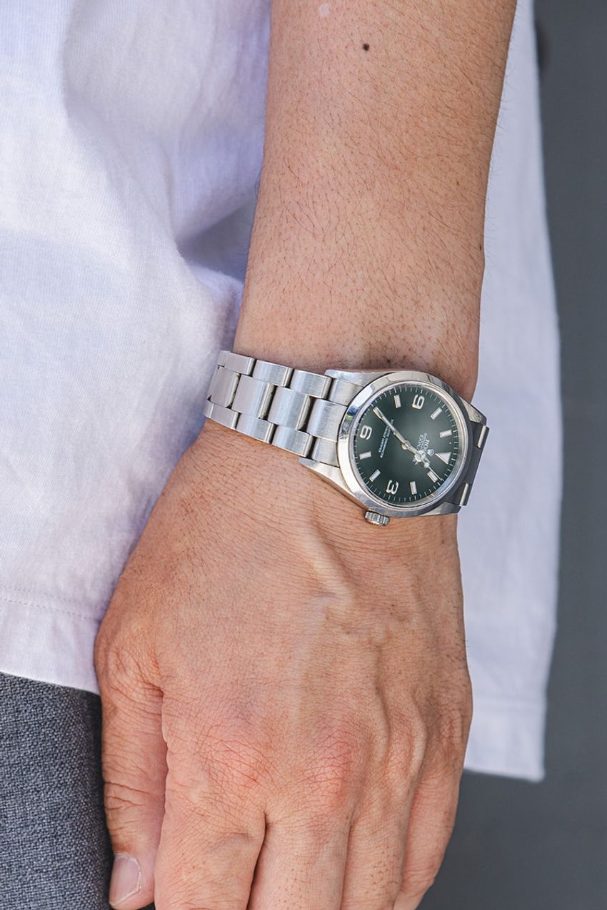 “白T”オンリーでこなれた着こなしを街角スナップ！ポイントはトレンドパンツ、小物使いetc. - 6枚目の画像