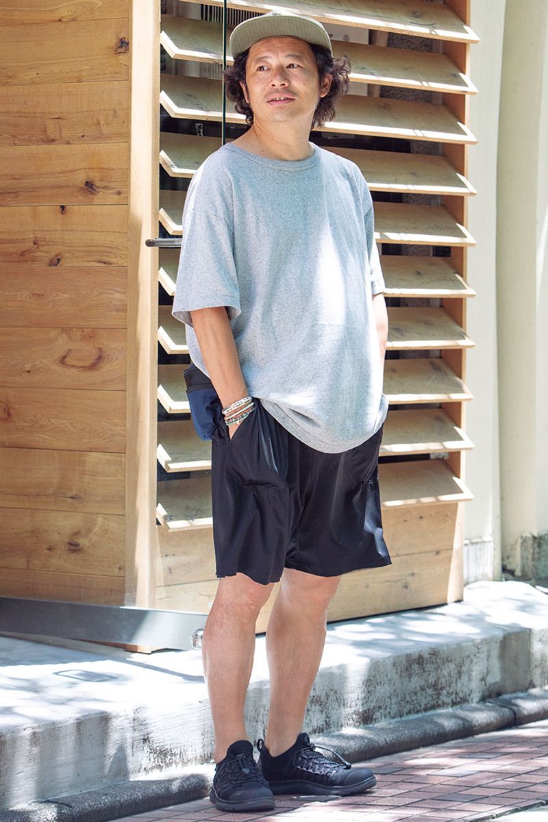 Tシャツ×短パンのモデルケース。小物のバランスが大人感を醸し出す 「バンブーシュート」ディレクター甲斐一彦