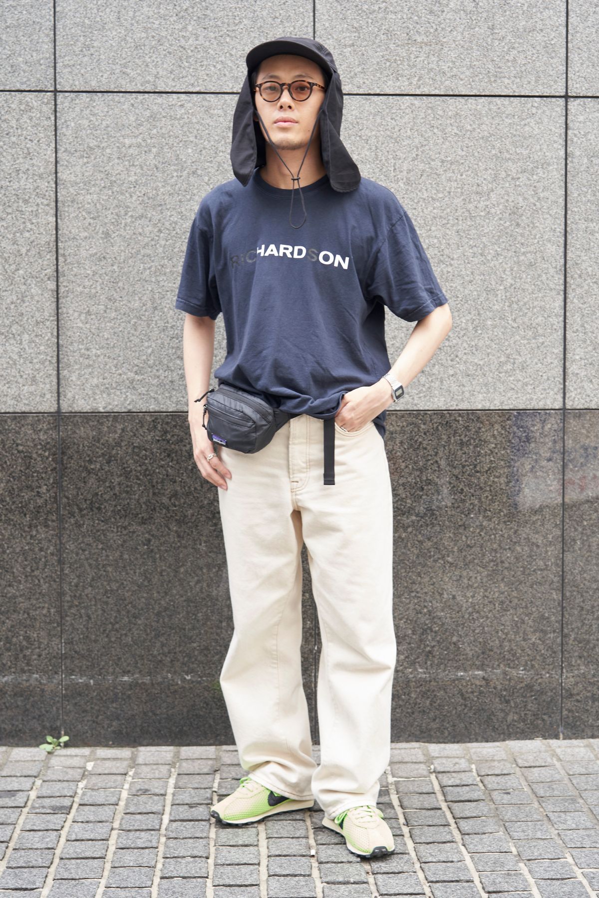 Tシャツ=リチャードソン パンツ=ステューシー シューズ=ナイキ×ステューシー 帽子=ストライプフォークリエイティブ 眼鏡=ギュパール バッグ=パタゴニア 腕時計=カシオ リング=エルメス リング2=パソ