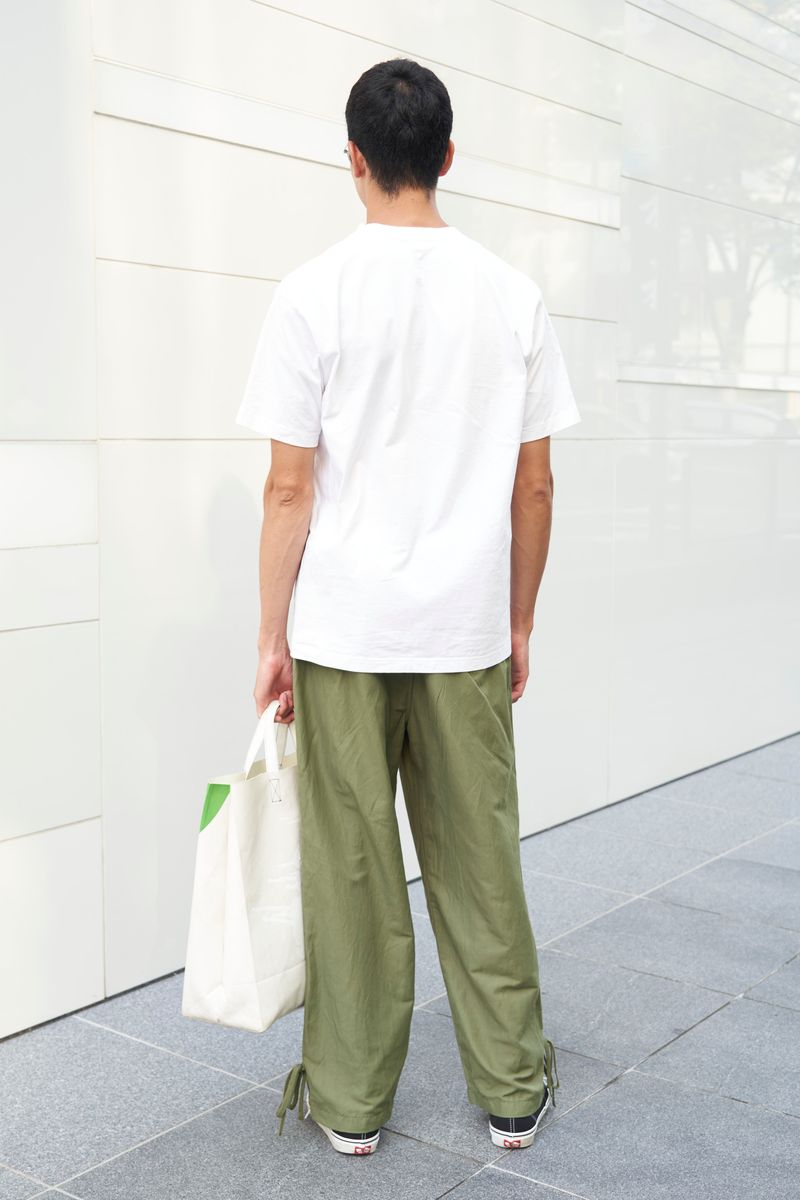 バッグのデザインが白T＆パンツとリンク いいじま 2枚目の写真