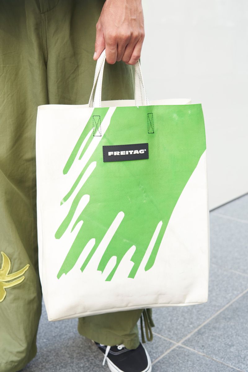 バッグのデザインが白T＆パンツとリンク いいじま 4枚目の写真