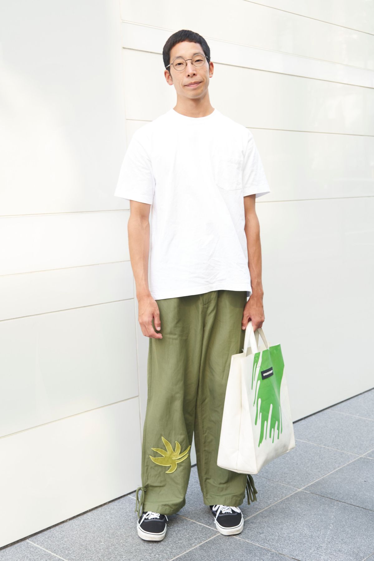 Tシャツ＝ヘインズ