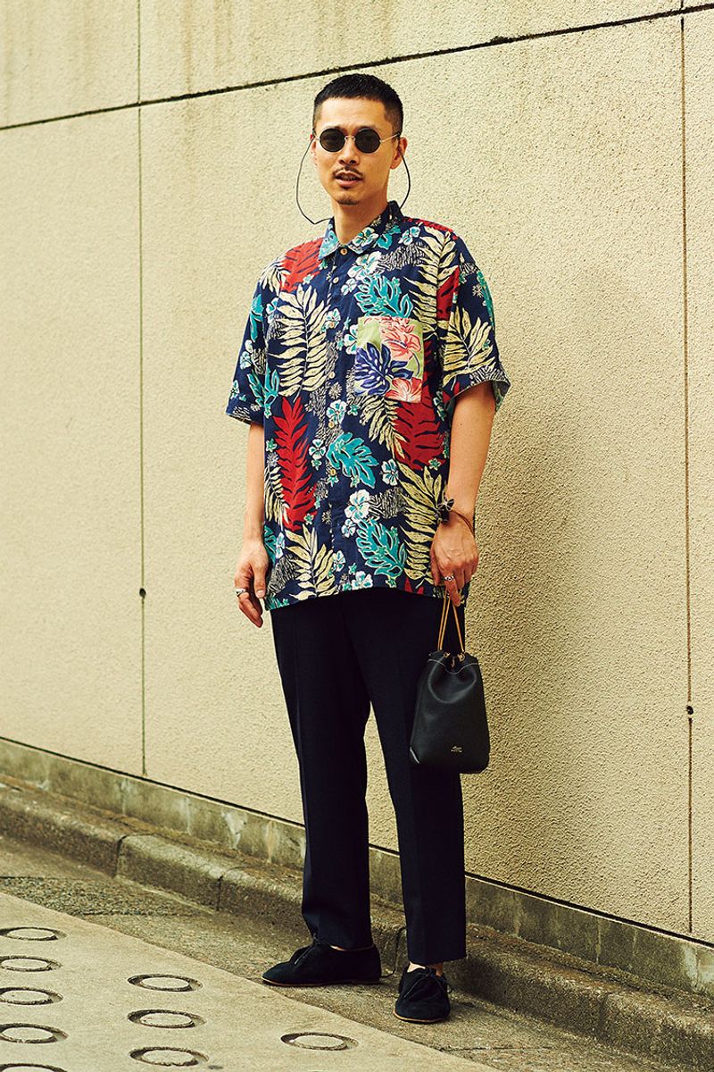 ブラックベースに総柄シャツ。柄に負けない、アクセの存在感がニクい 「トゥモローランド」PRマネージャー杉山耕平