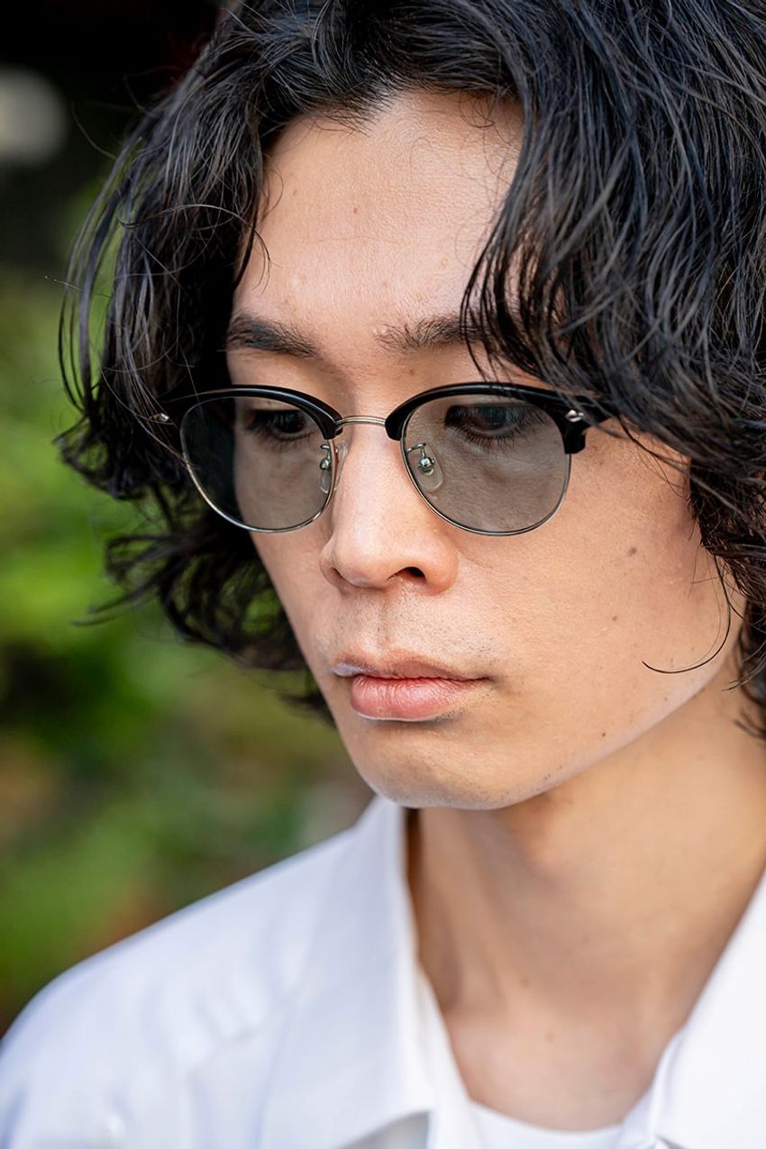 「白シャツ×デニム」の定番コーデに街の人はどんな味付けをした？参考になるテクニック集 - 11枚目の画像