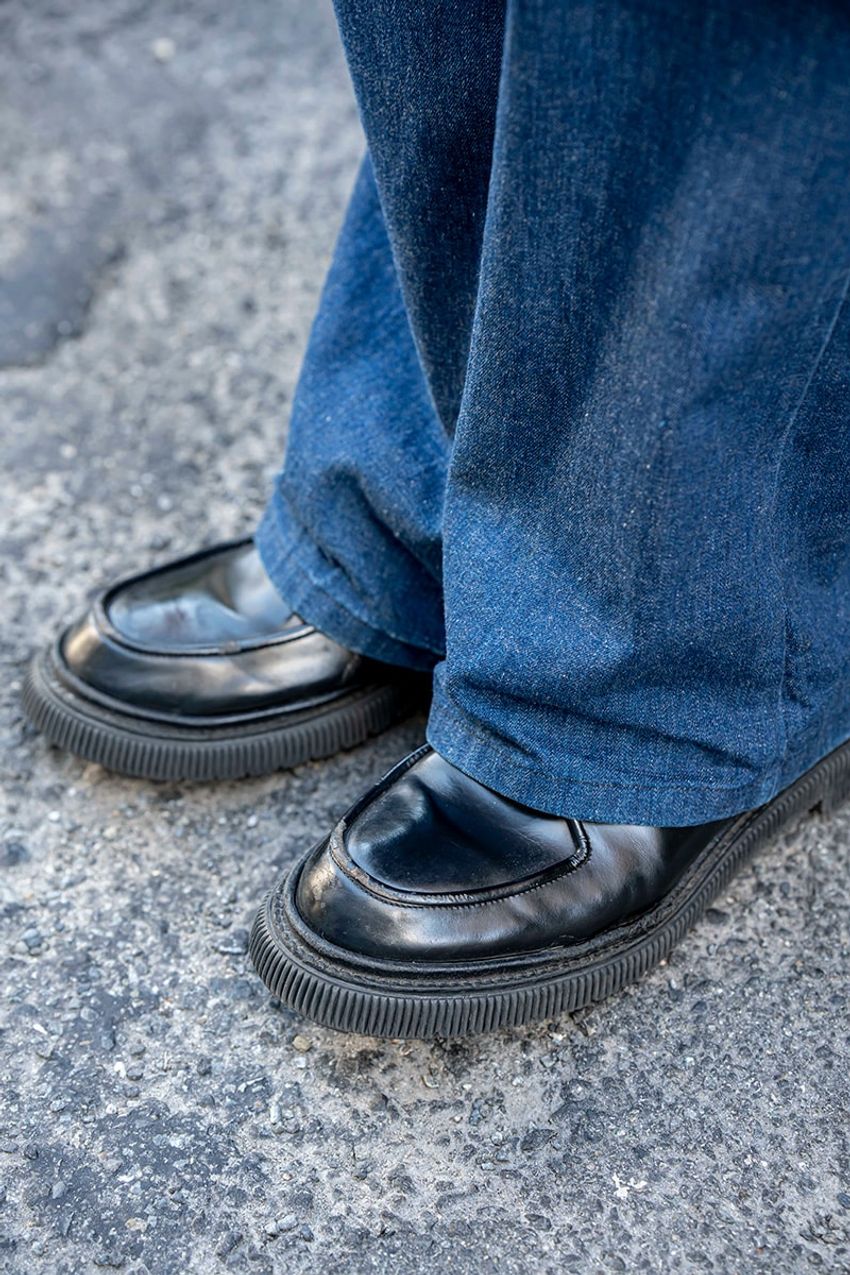 「白シャツ×デニム」の定番コーデに街の人はどんな味付けをした？参考になるテクニック集 - 12枚目の画像