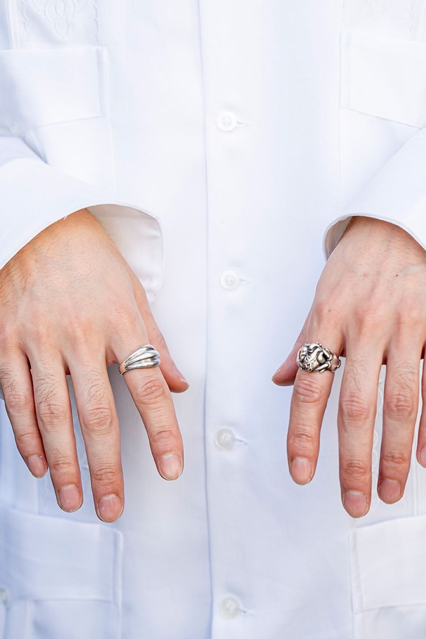 「白シャツ×デニム」の定番コーデに街の人はどんな味付けをした？参考になるテクニック集 - 13枚目の画像