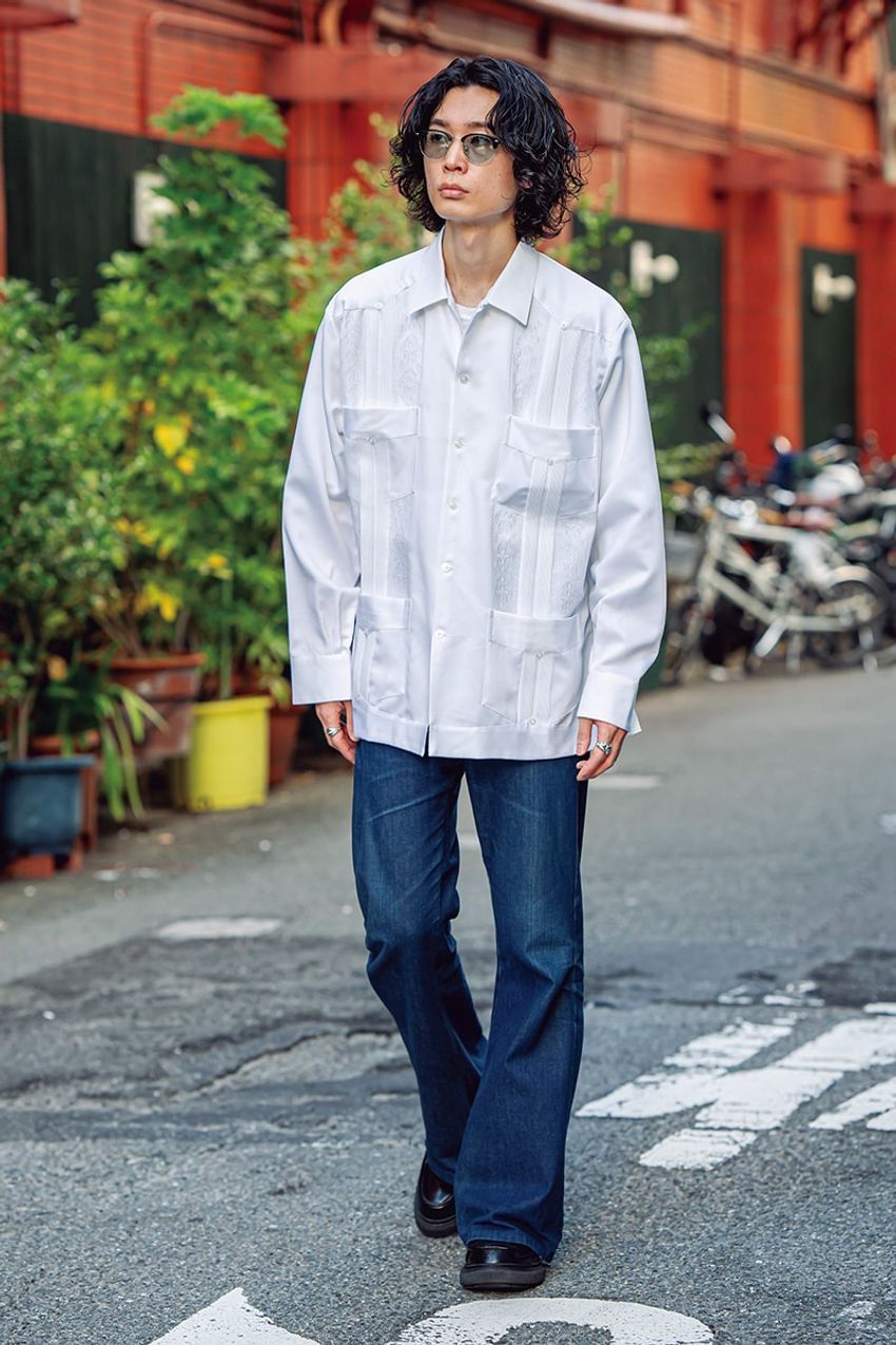 「白シャツ×デニム」の定番コーデに街の人はどんな味付けをした？参考になるテクニック集 - 10枚目の画像