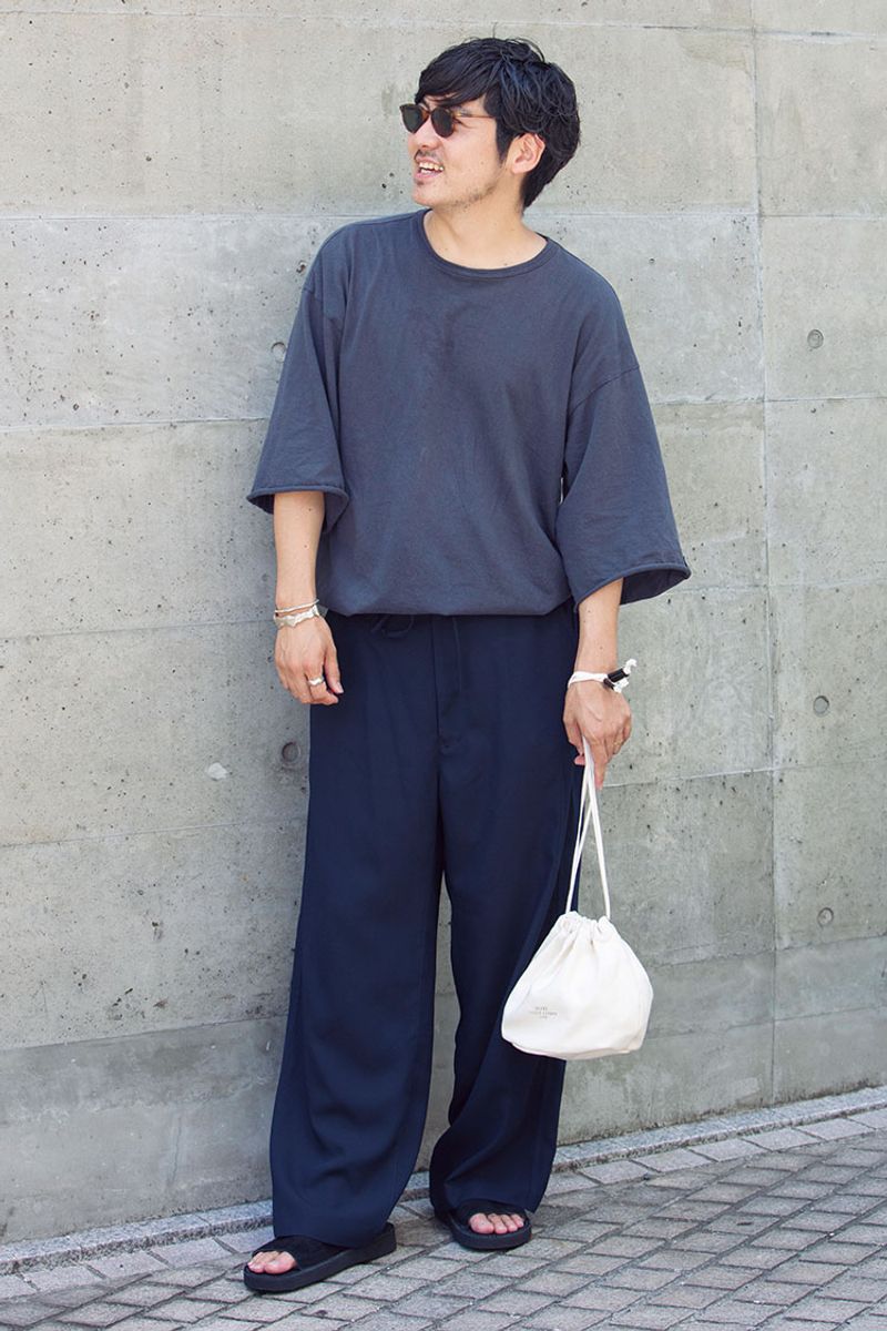 黒系の色ながら表情豊か。バッグが絶妙アクセント 「ヘムト PR」ディレクター平山洋次