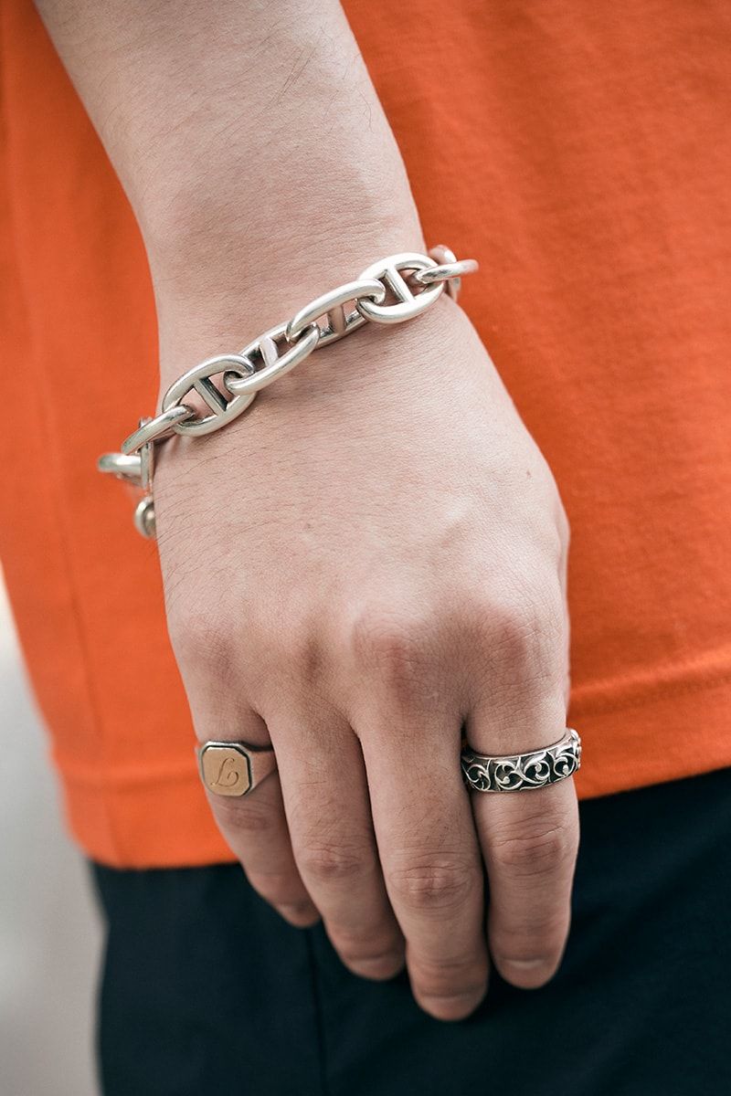 フレッシュなオレンジトップスを黒ポーチで引き締めたロンTコーデ 島田智明 2枚目の写真