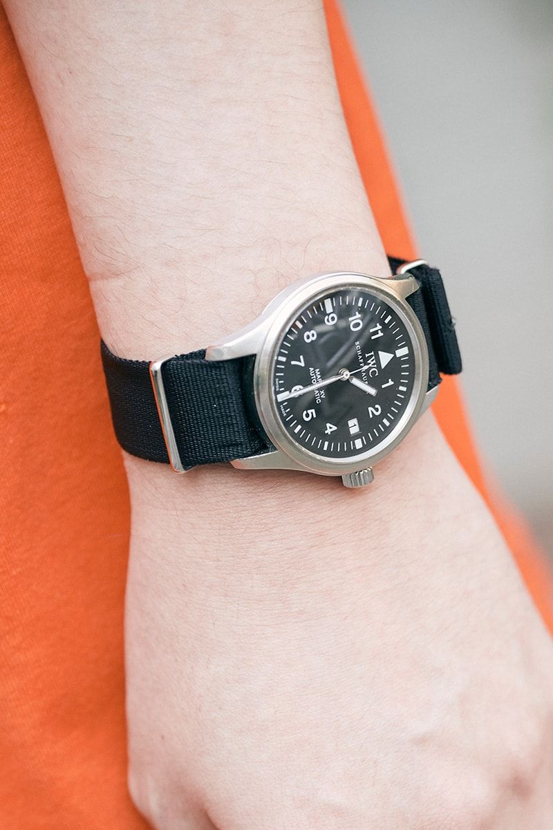 フレッシュなオレンジトップスを黒ポーチで引き締めたロンTコーデ 島田智明 3枚目の写真