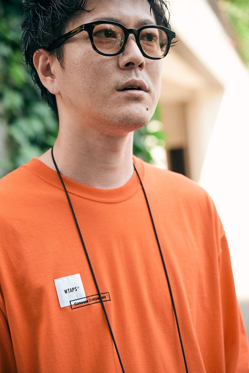 フレッシュなオレンジトップスを黒ポーチで引き締めたロンTコーデ 島田智明 4枚目の写真