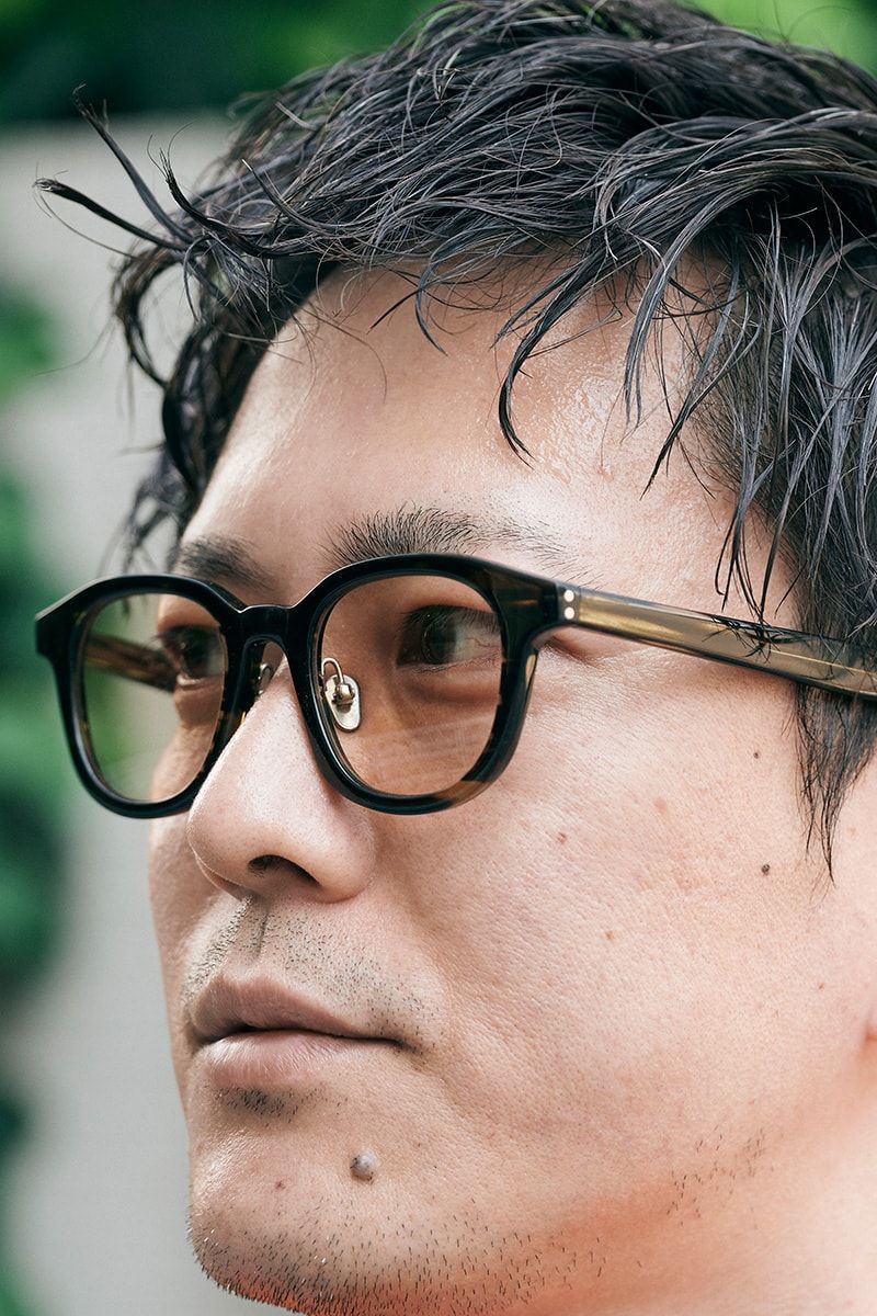 フレッシュなオレンジトップスを黒ポーチで引き締めたロンTコーデ 島田智明 5枚目の写真