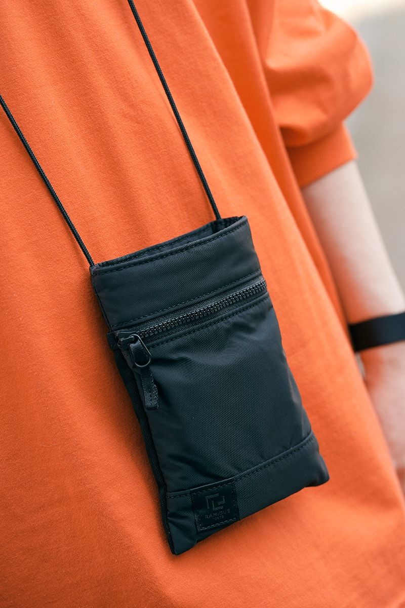 フレッシュなオレンジトップスを黒ポーチで引き締めたロンTコーデ 島田智明 6枚目の写真