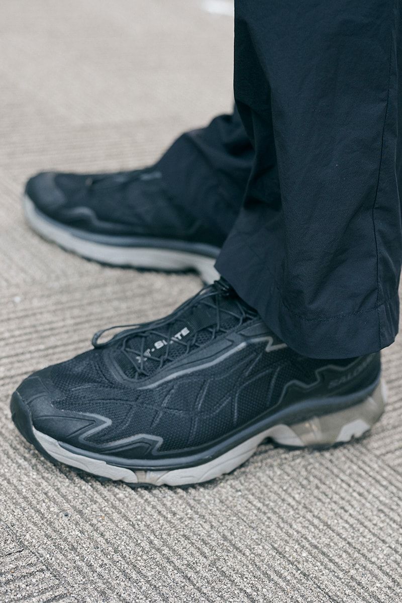 フレッシュなオレンジトップスを黒ポーチで引き締めたロンTコーデ 島田智明 7枚目の写真