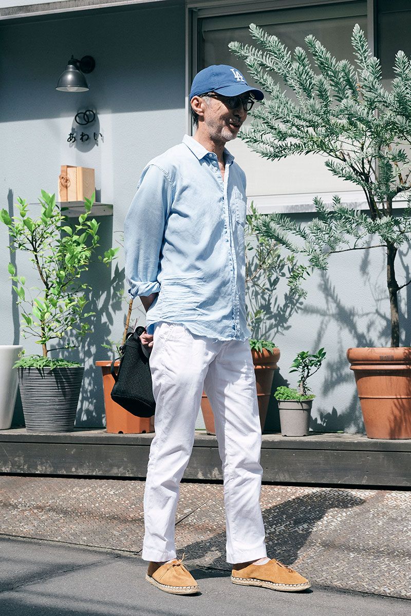 白パンとレザーのフラットシューズで上品なリゾート感を演出 鈴木圭介