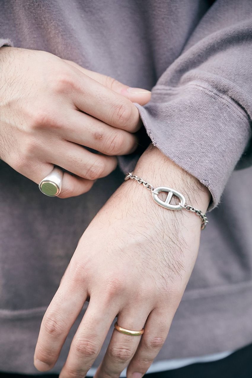 「ロンT×短パン」コーデの“こなれテク”をスナップで！ ポイントは色リンクと小物使い - 10枚目の画像