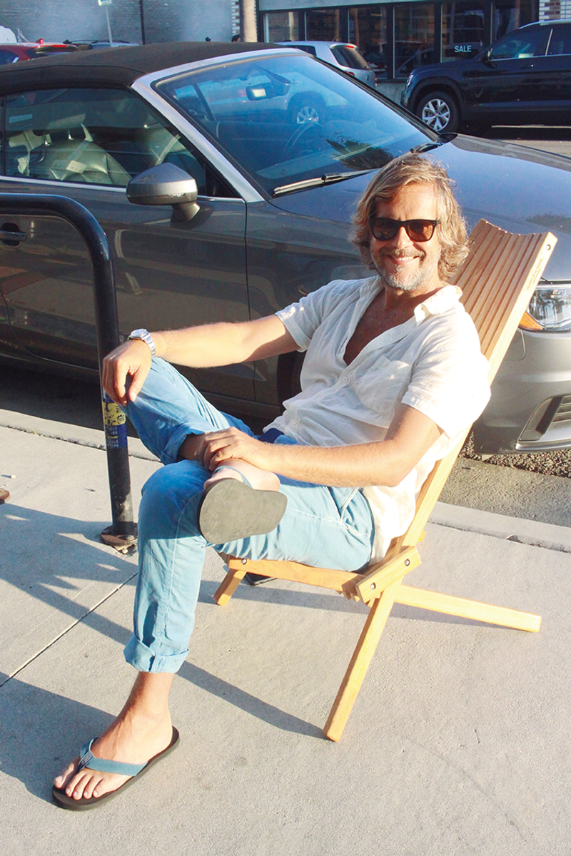 白シャツでチルがサマになる、モノ選びと小さなテクニック クワン