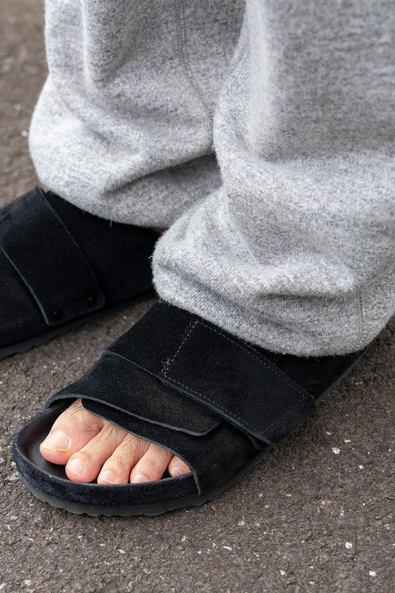 白シャツ×グレーのスウェットパンツ。ワンマイルコーデのお手本 富永祐司 3枚目の写真