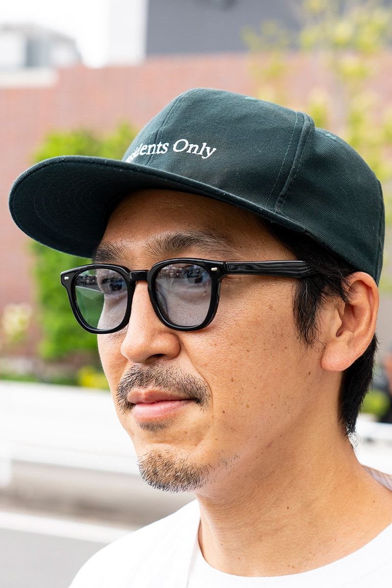 白シャツ×グレーのスウェットパンツ。ワンマイルコーデのお手本 富永祐司 5枚目の写真