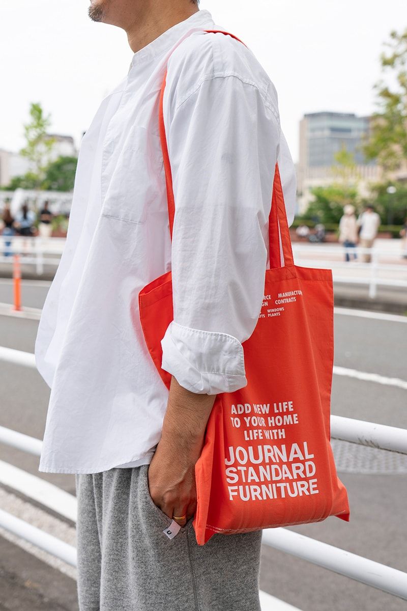 白シャツ×グレーのスウェットパンツ。ワンマイルコーデのお手本 富永祐司 6枚目の写真
