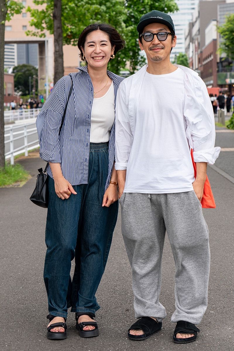 白シャツ×グレーのスウェットパンツ。ワンマイルコーデのお手本 富永祐司