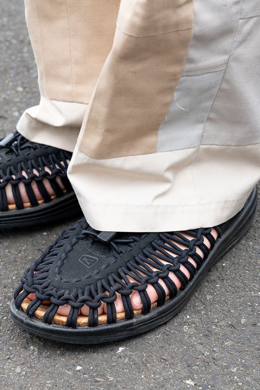 “サンダル以上スニーカー未満”なKEENのシューズはきれいめスタイルにも合う！街角の模範例3選 - 3枚目の画像