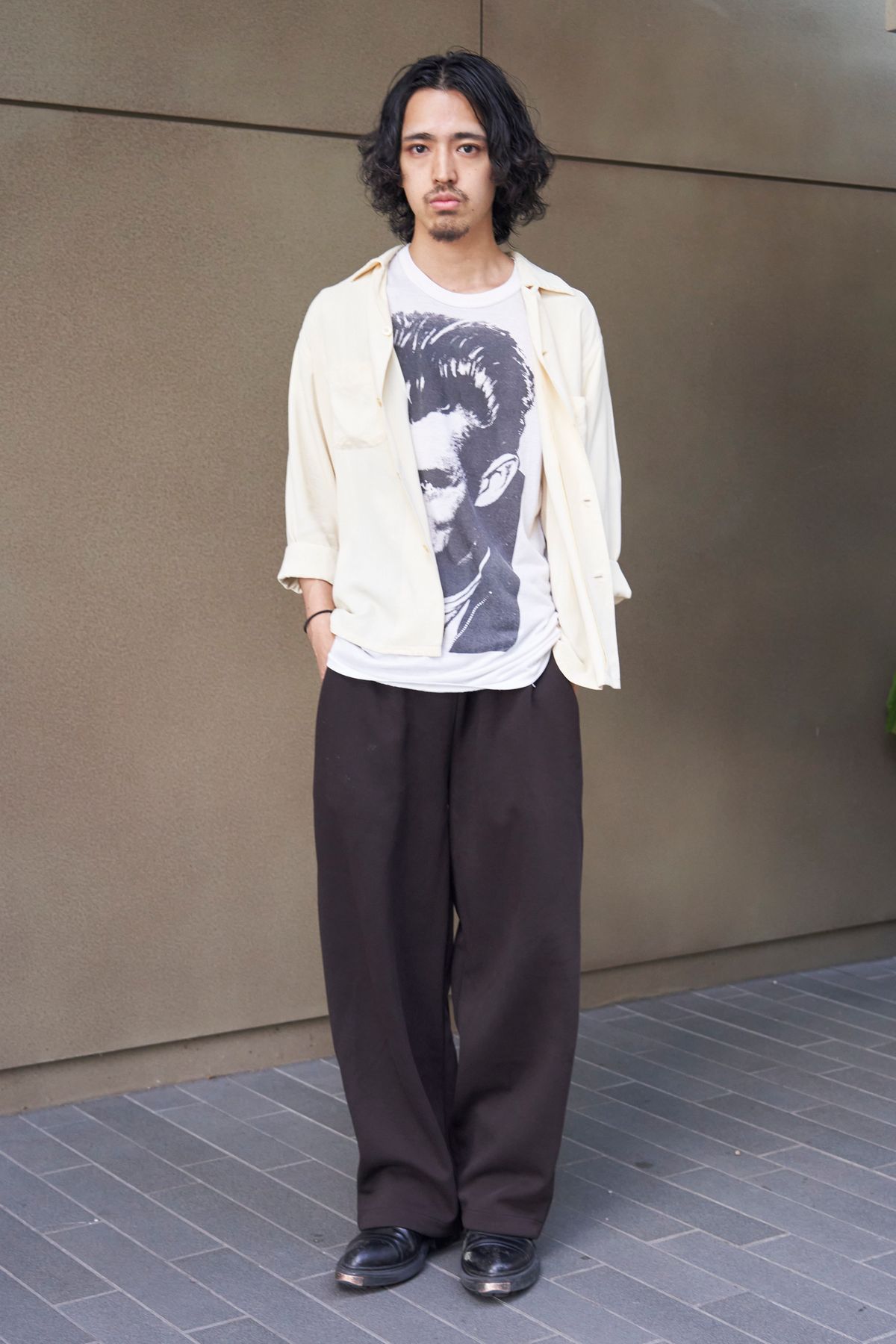 シャツ、Tシャツ、ブレスレット＝すべて古着