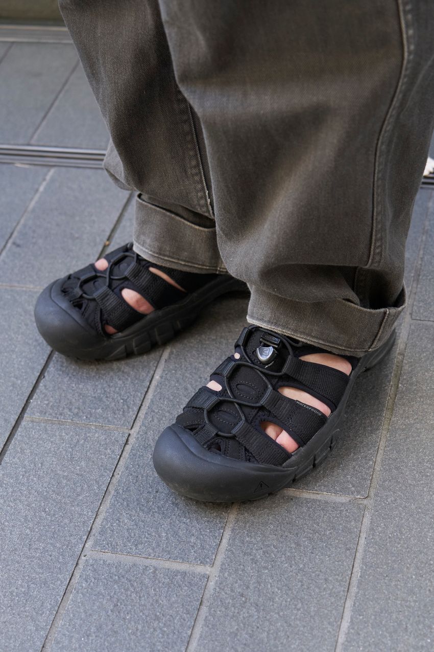 “サンダル以上スニーカー未満”なKEENのシューズはきれいめスタイルにも合う！街角の模範例3選 - 7枚目の画像