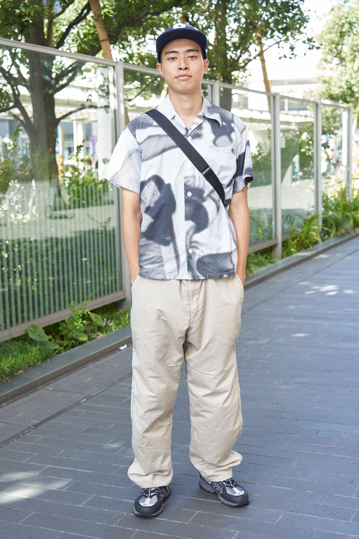 シャツ＝タイシノブクニ　パンツ＝グッドイナフ　シューズ＝ナイキ　帽子＝ステューシー　バッグ＝トゥミ