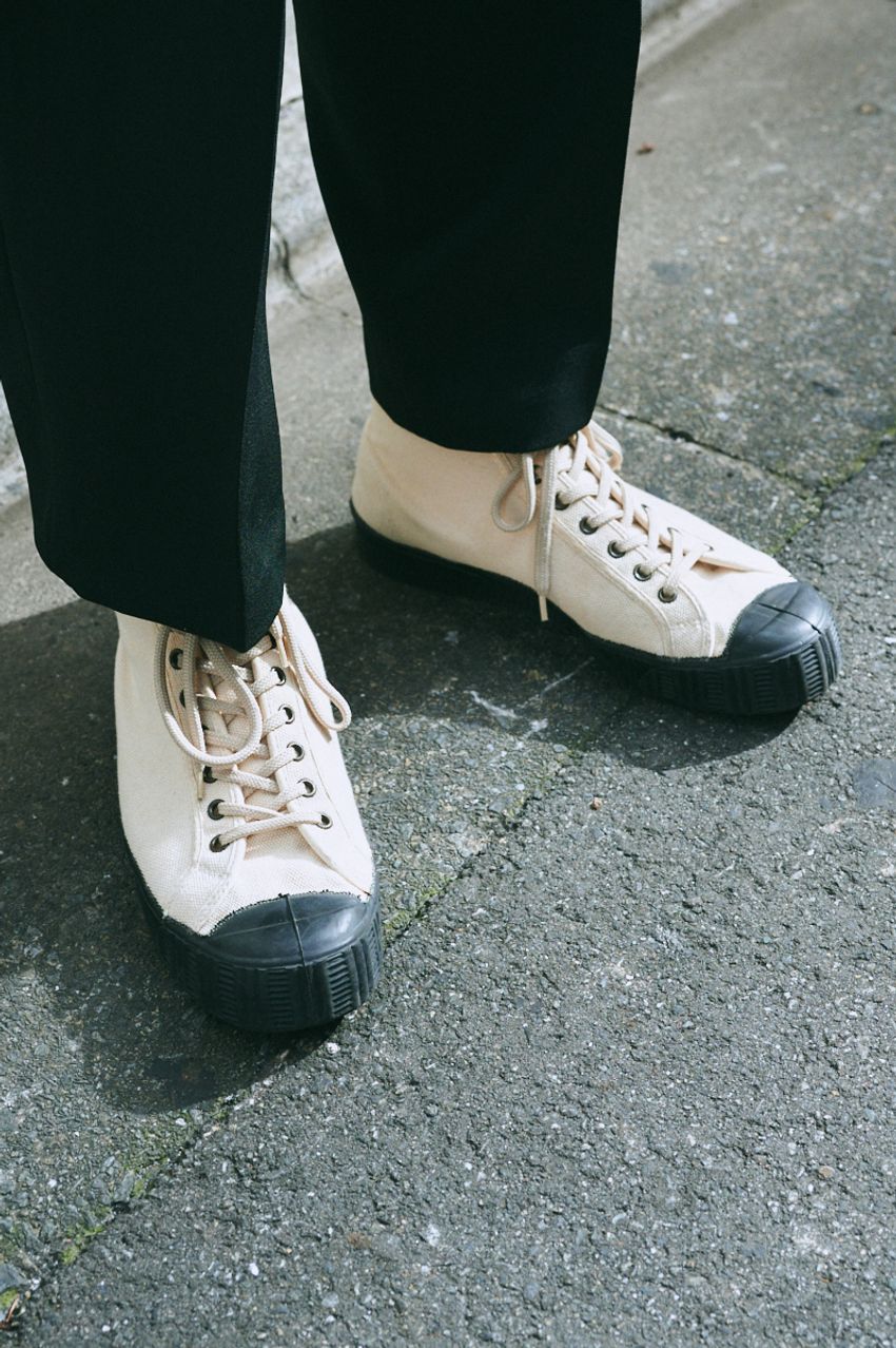 「デニムじゃないリーバイス」がすごくいい！あえてスラックスを選んだ3人のスナップ - 6枚目の画像