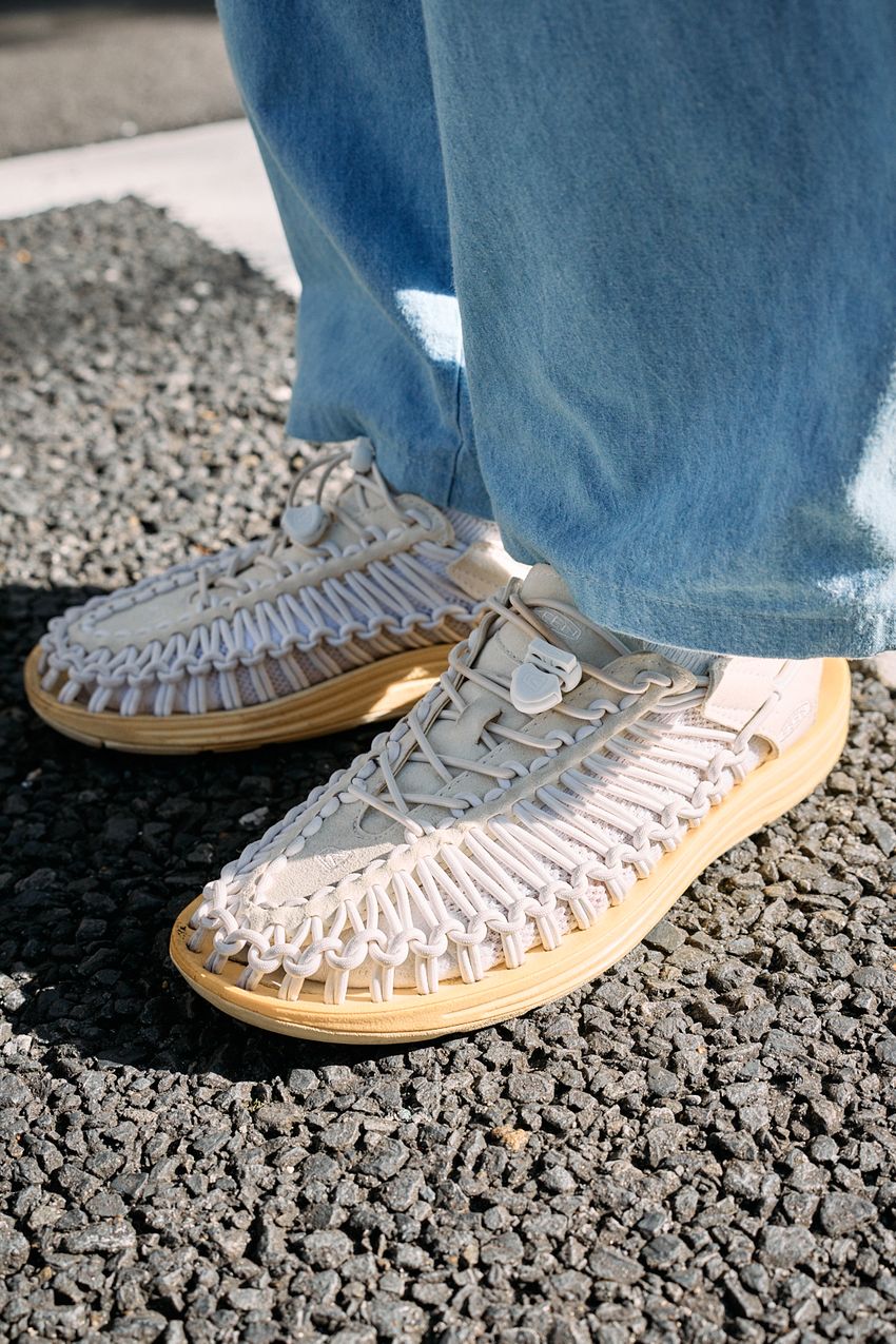 “無地シャツ”でもしっかり個性を出す着こなし3選！タックインや袖捲り、ボタンの留め方etc. - 10枚目の画像