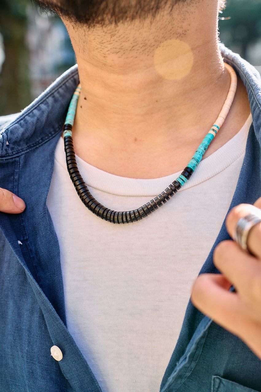 “無地シャツ”でもしっかり個性を出す着こなし3選！タックインや袖捲り、ボタンの留め方etc. - 11枚目の画像