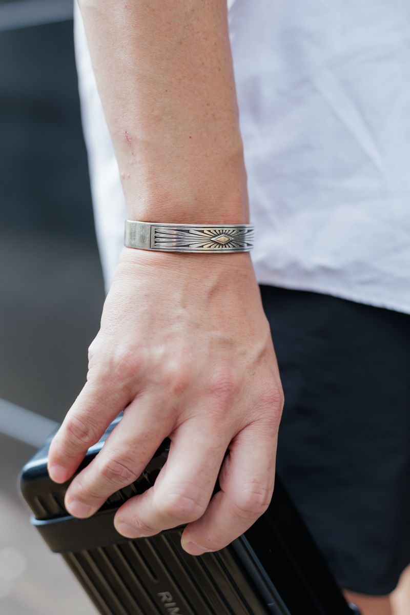 白シャツにビーサンもハイブランドなら成立 虫鹿正敏 4枚目の写真